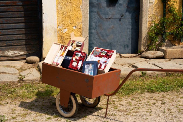 Mehrere gepackte Geschenkboxen