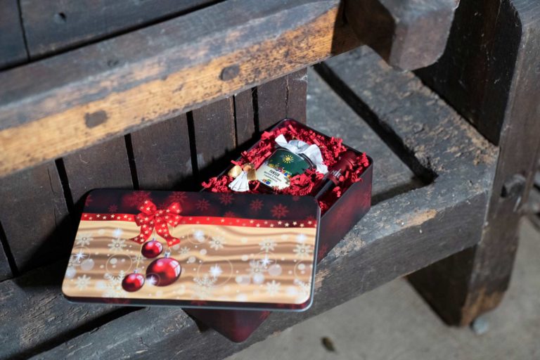 Weihnachtsjause — Geschenkbox mit Likör und herzhaften Spezialitäten