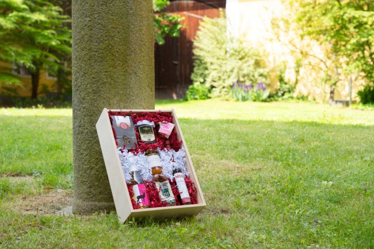 Geschenkbox mit Spezialitäten im Freien